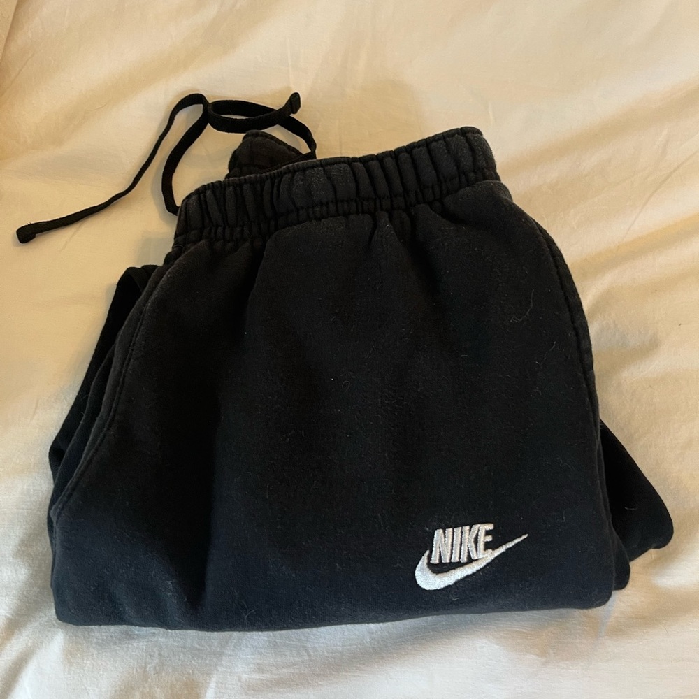 Men’s black jogger sweats